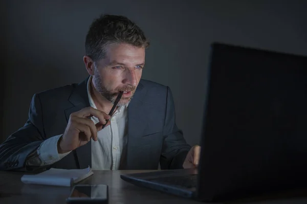 Jovem Atraente Dedicado Empresário Workaholic Homem Trabalhando Até Tarde Noite — Fotografia de Stock