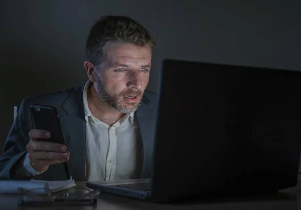 Mladá Atraktivní Vyhrazené Workoholik Podnikatel Muž Práce Pozdě Noci Pomocí — Stock fotografie