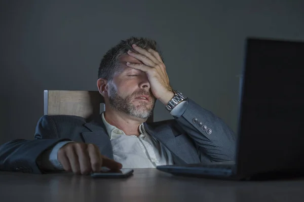 Jovem Atraente Desperdiçado Cansado Empresário Homem Trabalhando Até Tarde Noite — Fotografia de Stock