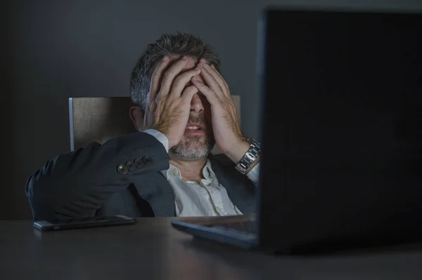 Jovem Desesperado Estressado Empresário Trabalhando Horas Extras Escritório Laptop Mesa — Fotografia de Stock