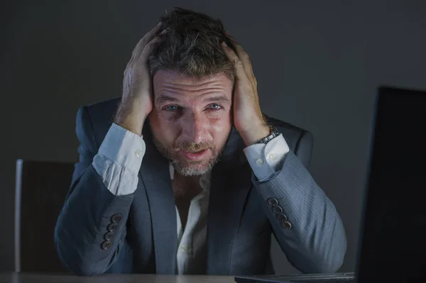 Jonge Wanhopig Gestresst Zakenman Overuren Laptop Computerbureau Voelen Angstig Overweldigd — Stockfoto