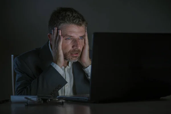 Giovane Attraente Sorpreso Imprenditore Maniaco Del Lavoro Uomo Che Lavora — Foto Stock