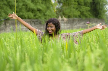 Açık havada taze portre genç güzel ve mutlu siyah afro Amerikan içinde kadın egzotik zevk tropikal pirinç alan eğleniyor serin ve geleneksel köy keşfetmek Asya tatiller