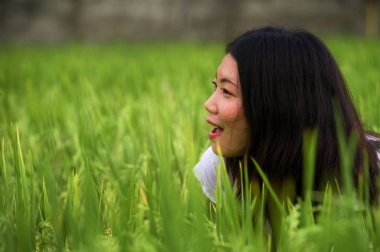 Açık havada taze genç güzel portresi ve having fun ücretsiz Asya'nın tropikal pirinç alan zevk egzotik tatil gezisi, duygu mutlu Asyalı Çinli turist kız geleneksel köy keşfetmek