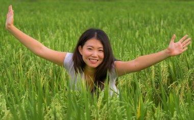 Açık havada taze genç güzel portresi ve having fun ücretsiz Asya'nın tropikal pirinç alan zevk egzotik tatil gezisi, duygu mutlu Asya Japon turist kız geleneksel köy keşfetmek