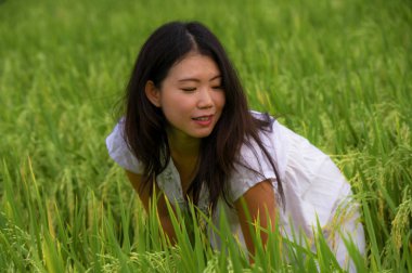 Açık havada taze genç güzel portresi ve having fun ücretsiz Asya'nın tropikal pirinç alan zevk egzotik tatil gezisi, duygu mutlu Asya Japon turist kadın geleneksel köy keşfetmek