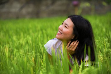 Açık havada taze genç güzel portresi ve having fun ücretsiz Asya'nın tropikal pirinç alan zevk egzotik tatil gezisi, duygu mutlu Asya Japon turist kız geleneksel köy keşfetmek