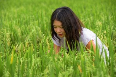 Açık havada taze genç güzel portresi ve having fun ücretsiz Asya'nın tropikal pirinç alan zevk egzotik tatil gezisi, duygu mutlu Asyalı Koreli turist kız geleneksel köy keşfetmek