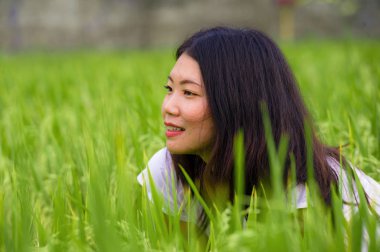 Açık havada taze genç güzel portresi ve having fun ücretsiz Asya'nın tropikal pirinç alan zevk egzotik tatil gezisi, duygu mutlu Asyalı Koreli turist kız geleneksel köy keşfetmek