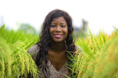 Açık havada taze portre genç güzel ve mutlu siyah afro Amerikan içinde kadın egzotik zevk tropikal pirinç alan eğleniyor serin ve geleneksel köy keşfetmek Asya tatiller