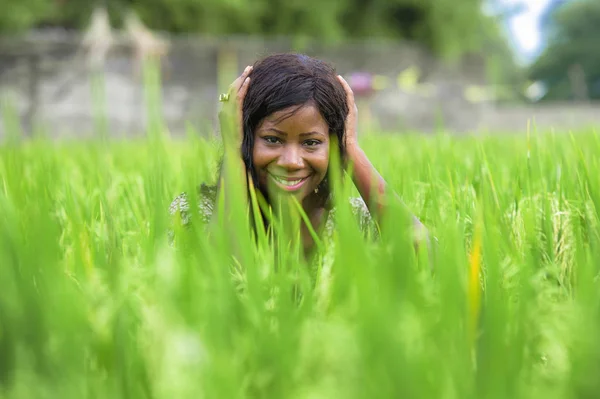 Szabadban Friss Portré Fiatal Szép Boldog Fekete Afrikai Amerikai Elszigetelt — Stock Fotó