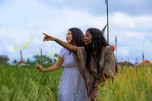 Asyalı Çinli Kız Siyah Afro Amerikalı Kadın Birlikte Taze Pirinç — Stok fotoğraf