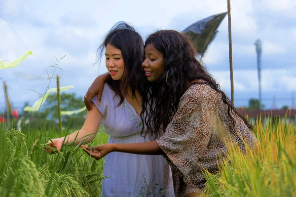 Asyalı Koreli Kız Siyah Afrikalı Amerikalı Kadın Birlikte Taze Pirinç — Stok fotoğraf