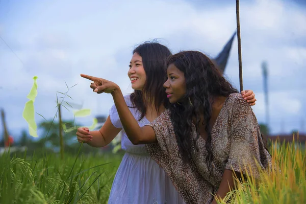 Asyalı Koreli Kız Siyah Afro Amerikalı Kadın Birlikte Taze Pirinç — Stok fotoğraf