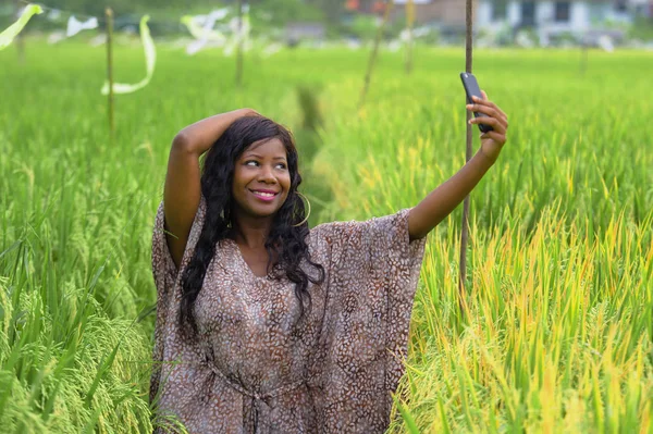 Fiatal Boldog Szép Fekete Afrikai Amerikai Elegáns Ruhát Vesz Selfie — Stock Fotó