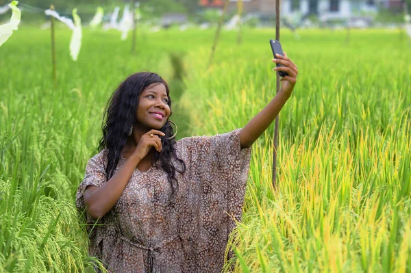 Fiatal Boldog Szép Fekete Afro Amerikai Elegáns Ruhát Vesz Selfie — Stock Fotó