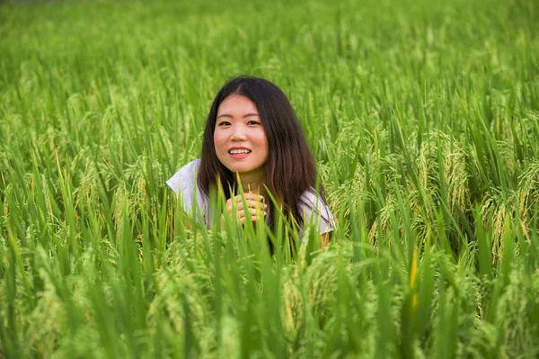 Açık havada taze genç güzel portresi ve having fun ücretsiz Asya'nın tropikal pirinç alan zevk egzotik tatil gezisi, duygu mutlu Asyalı Çinli turist kadın geleneksel köy keşfetmek