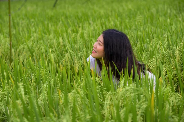 Açık havada taze genç güzel portresi ve having fun ücretsiz Asya'nın tropikal pirinç alan zevk egzotik tatil gezisi, duygu mutlu Asyalı Koreli turist kız geleneksel köy keşfetmek