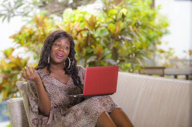 mutlu ve güzel siyah Afrikalı-Amerikalı kadın moda elbise ve serbest dijital göçebe iş başarı lüks bahçe villa veya resort zevk dizüstü bilgisayar ile çalışma 