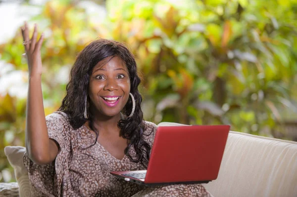 아프리카계 미국인 드레스와 리조트 프리랜서 디지털 성공을 노트북 컴퓨터 — 스톡 사진