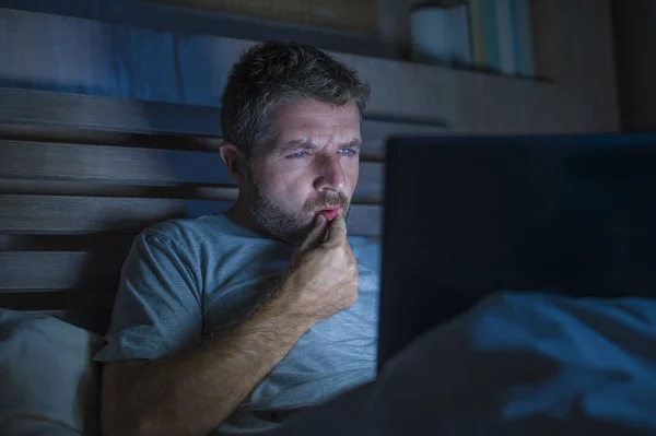 Giovane Attraente Rilassato Internet Addict Uomo Rete Concentrato Tarda Notte — Foto Stock