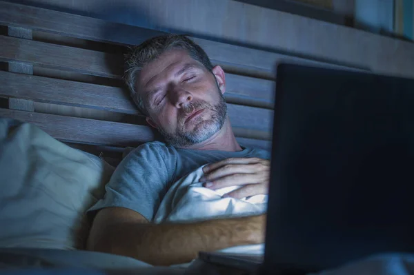Giovane Stanco Esausto Internet Dipendente Lavoro Uomo Dormire Durante Rete — Foto Stock