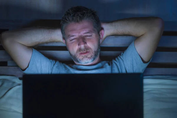 Attraente Stanco Stressato Workaholic Uomo Che Lavora Fino Tarda Notte — Foto Stock