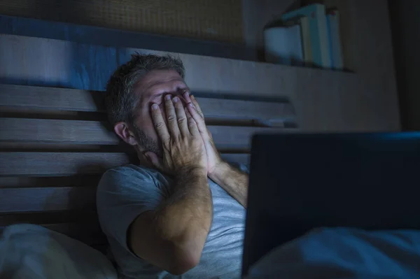 Atraente Cansado Estressado Workaholic Homem Trabalhando Até Tarde Noite Exausto — Fotografia de Stock