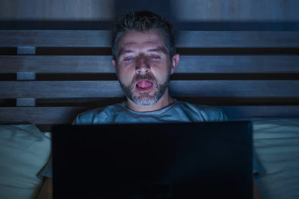 Mladá Vzbudil Muž Sám Posteli Hrát Cybersex Pomocí Přenosného Počítače — Stock fotografie