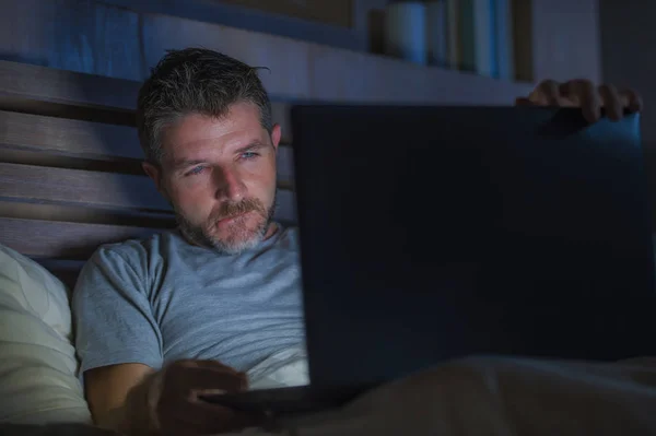 Fiatal Férfi Ágyban Cybersex Segítségével Laptop Számítógép Néz Pornó Szex — Stock Fotó