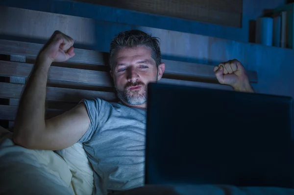 Joven Despertado Hombre Solo Cama Jugando Cybersex Usando Ordenador Portátil — Foto de Stock