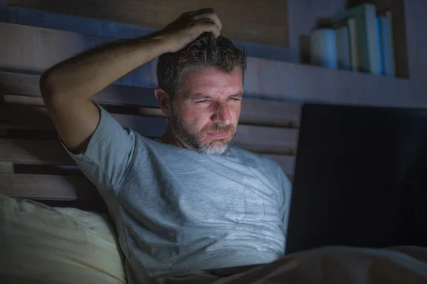 Giovane Attraente Rilassato Internet Addict Uomo Rete Concentrato Tarda Notte — Foto Stock