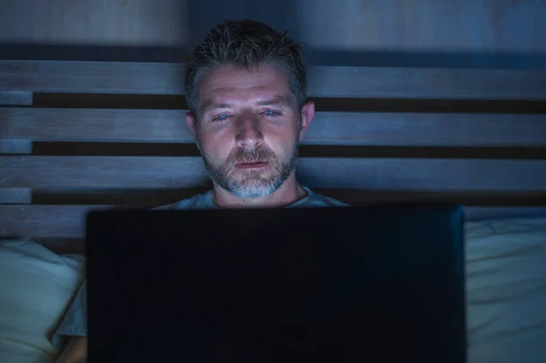 Giovane Attraente Rilassato Internet Addict Uomo Rete Concentrato Tarda Notte — Foto Stock