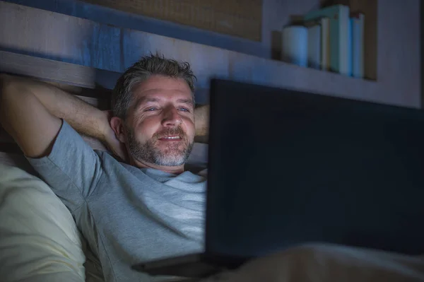 Giovane Attraente Felice Internet Addict Uomo Rete Concentrata Tarda Notte — Foto Stock