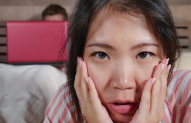 öfkeli ve sinirli Çinli kadın yatakta işkolik kocası veya Internet erkek yatakta Asya çift sorun çatışma kadında görmezden dizüstü bilgisayar ile ağ sosyal medya addict tarafından göz ardı