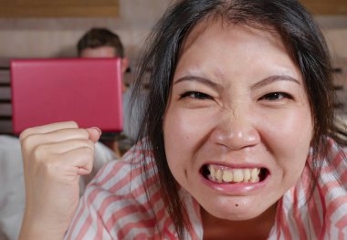 öfkeli ve sinirli Koreli kadın yatakta işkolik kocası tarafından göz ardı veya internet sosyal medya erkek yatakta Asya çift sorun çatışma kadında görmezden dizüstü bilgisayar ile ağ günlüğü