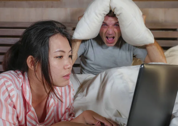 Enojado Frustrado Marido Malhumorado Cama Ignorado Por Esposa Asiática Adicta —  Fotos de Stock
