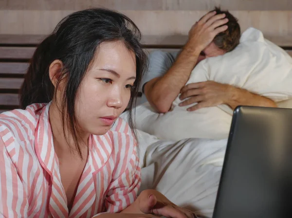 분노와 남편이 침대에서 아시아 인터넷 미디어 중독자 인터넷 충돌에 남자를 — 스톡 사진