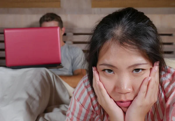 Boos Gefrustreerd Chinese Vrouw Bed Genegeerd Door Workaholic Man Internet — Stockfoto