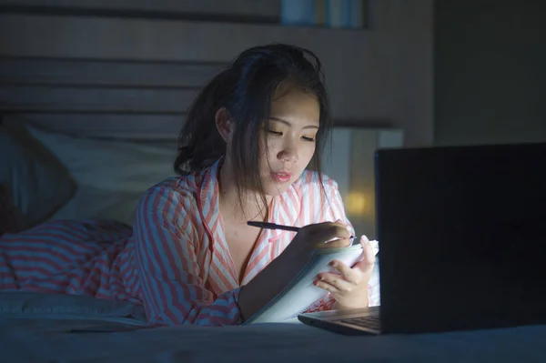 Молодая Красивая Уверенная Азиатская Китайская Студентка Изучает Учится Дома Готовясь — стоковое фото