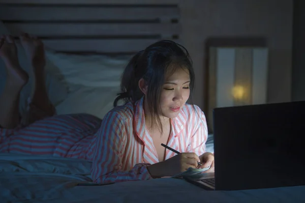 Молодая Красивая Уверенная Азиатская Китайская Студентка Изучает Учится Дома Готовясь — стоковое фото