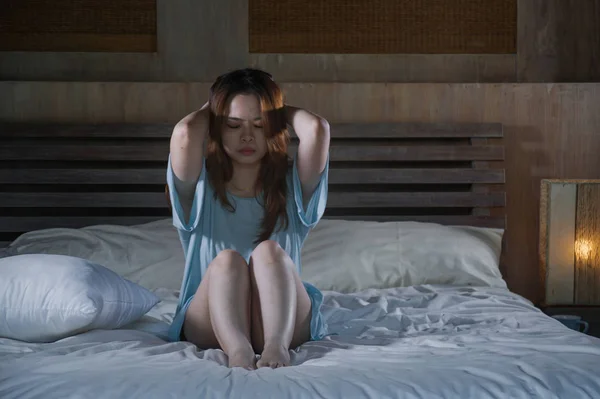 Jonge Mooie Depressief Aziatische Koreaanse Vrouw Huilen Bed Bij Nacht — Stockfoto