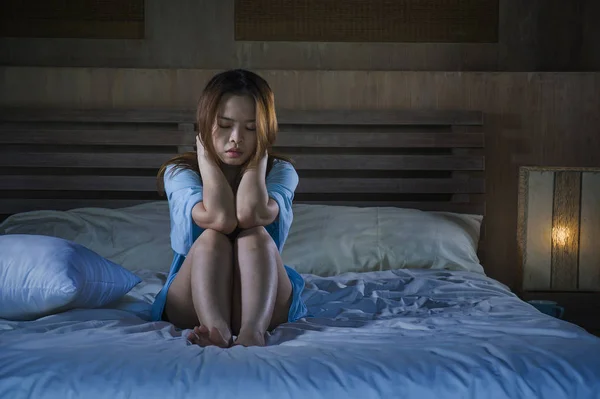 Joven Hermosa Deprimida Mujer Asiática Coreana Llorando Cama Por Noche — Foto de Stock