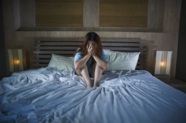 Молода Відчайдушна Депресивна Жінка Плаче Ліжку Вночі Маючи Проблеми Депресією — стокове фото