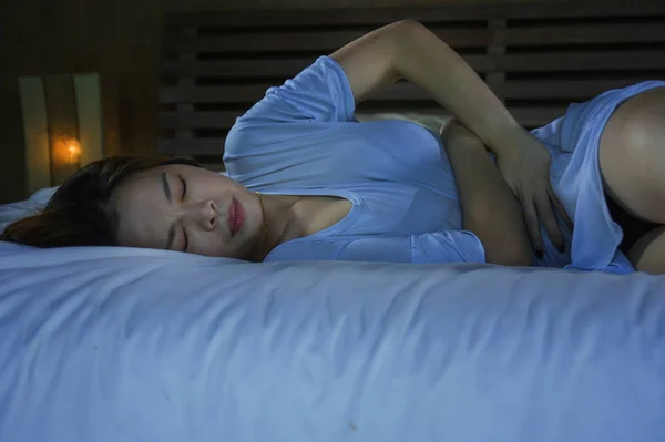 Triest Depressief Mooie Aziatische Chinese Meisje Lijden Menstruatie Periode Pijn — Stockfoto
