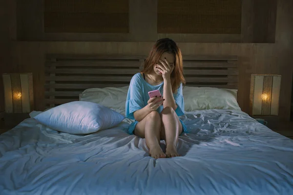 Молодий Депресії Азіатські Дівчата Корейського Мобільного Плакала Ліжку Ніч Почуття — стокове фото