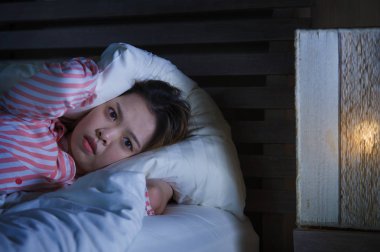 yatak gece uyanık düşünceli uykusuzluk uyku bozukluğu duygu yorgun acı ve kadın depresyon kavramı içinde endişeli bakarak yalan genç güzel üzgün ve depresyonda Asyalı Koreli kız