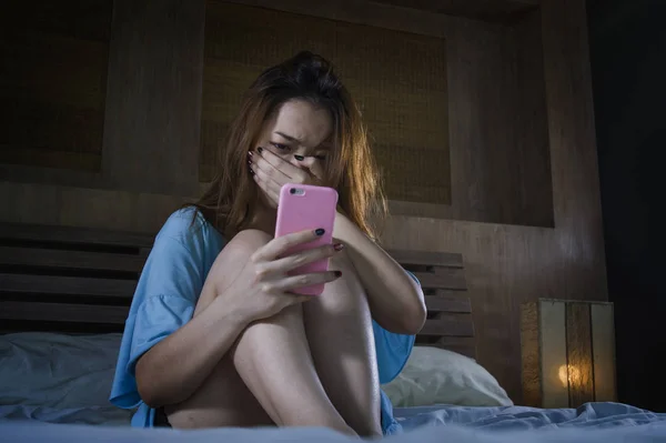 Joven Deprimido Asiático Chino Chica Usando Móvil Llorando Cama Por — Foto de Stock