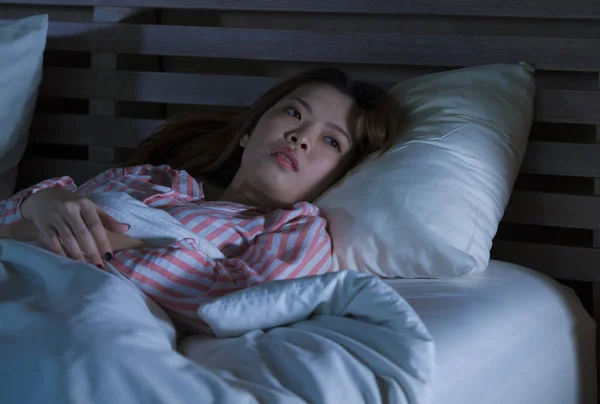 Gadis Cina Asia Yang Sedih Dan Tertekan Berbaring Tempat Tidur — Stok Foto