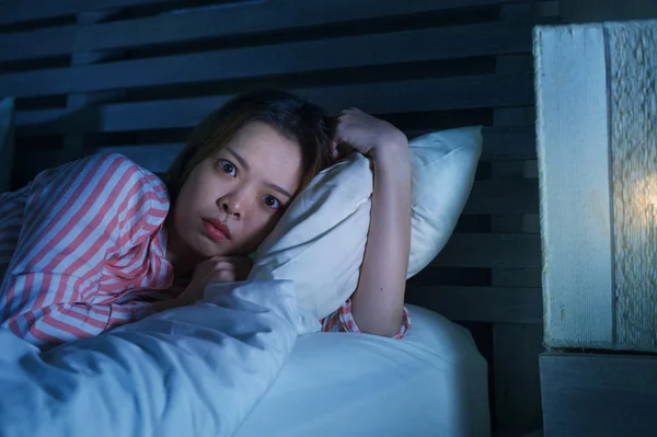 Mooie Triest Depressief Aziatische Chinese Meisje Liggend Bed Laat Nacht — Stockfoto